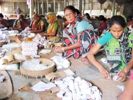 women smoking workar